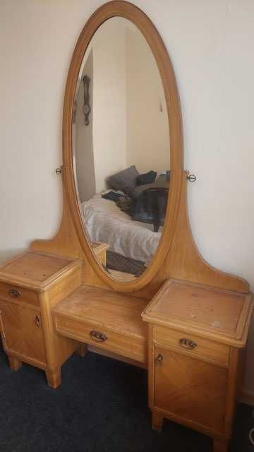 Toaletka dla ciebie  z pięknym lustrem  plus dwie  szafki nocne.