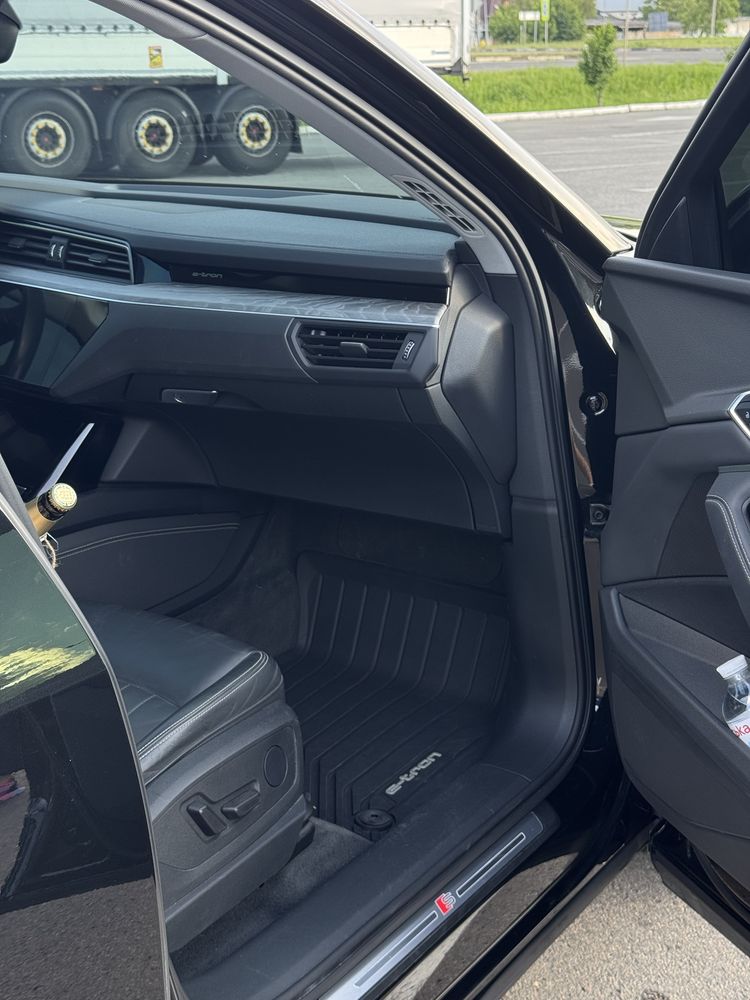 Автомобіль Audi E-tron