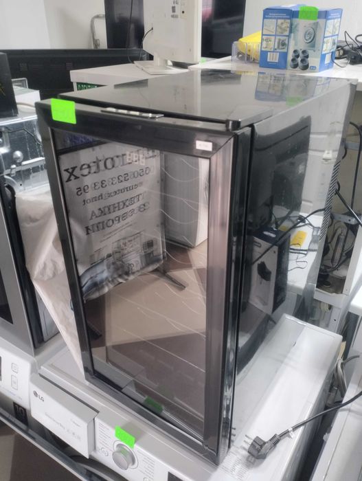 Винна Вітрина. Привезена з Європи.