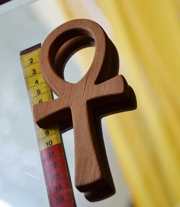 ANKH wykonany z drewna cedrowego