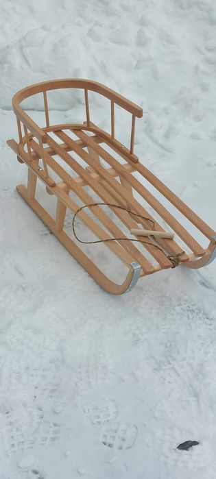 Sanki drewniane z oparciem
