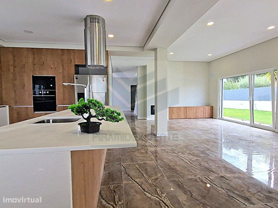Moradia NOVA 5 Quartos, 3 no R/C, Piscina, Terraço e Garagem