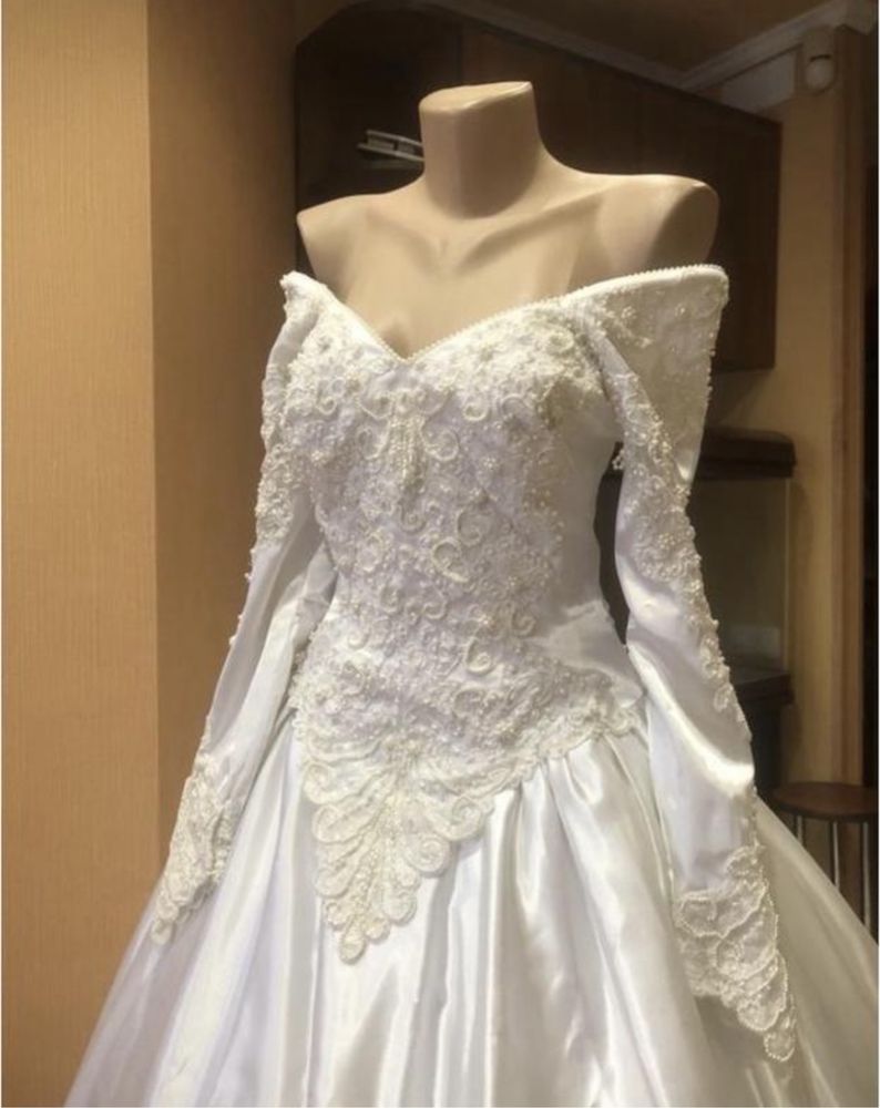 Сукня весільна вінтажна атласна казкова бальна
