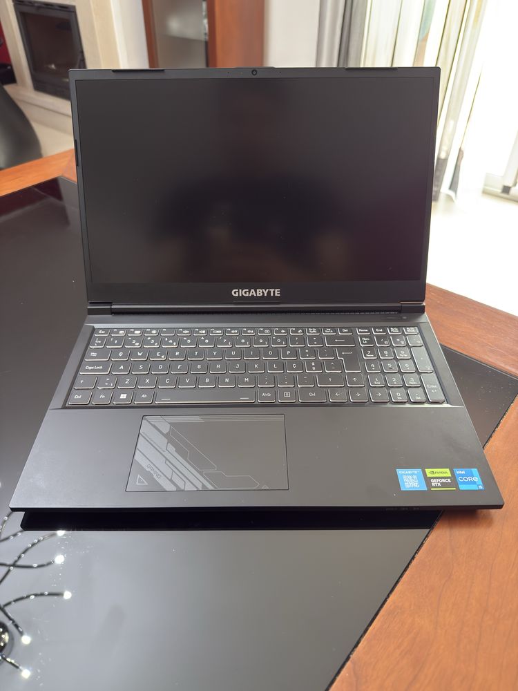Portátil Gaming - GIGABYTE (RTX 4060, i5-13500H, 16GB, 512GB SSD)