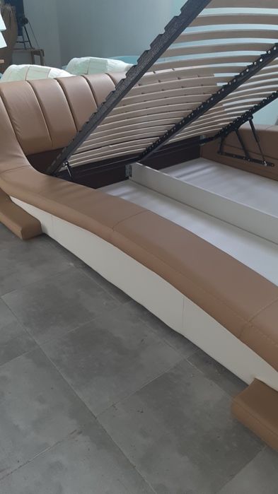 Двоспальне ліжко з підйомним механізмом. М‘яке ліжко