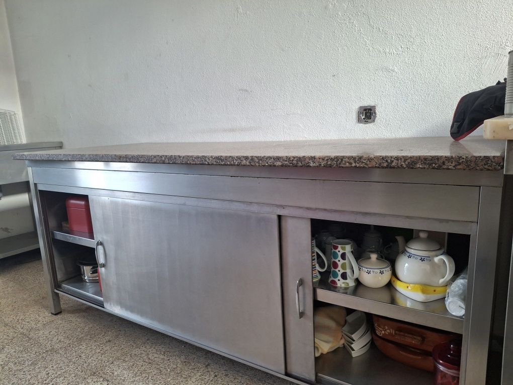 Bancada em inox com pedra de granito e portas com arrumação