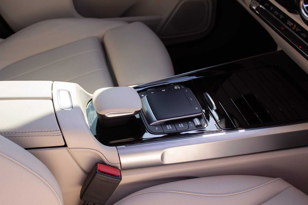 Прокат / Оренда Mercedes-Benz EQB 300