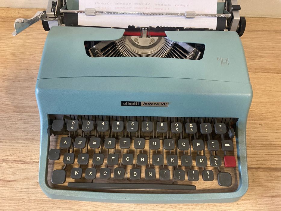 Máquina de escrever  **  Olivetti