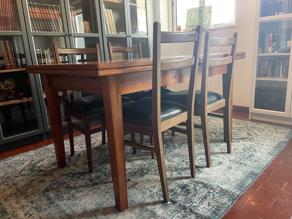 Mesa com extensão e 4 cadeiras de madeira