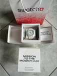 Omega x Swatch SO33W700 Snoopy Świąteczna Promocja Online