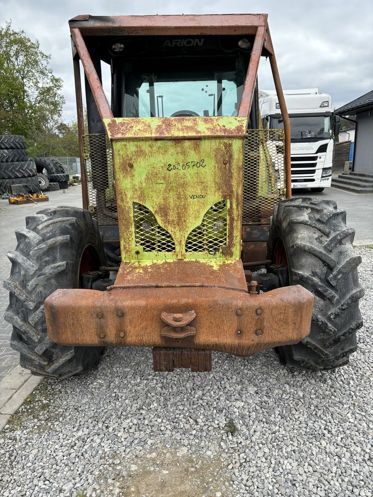 Ciągnik w leśnej zabudowie claas valtra