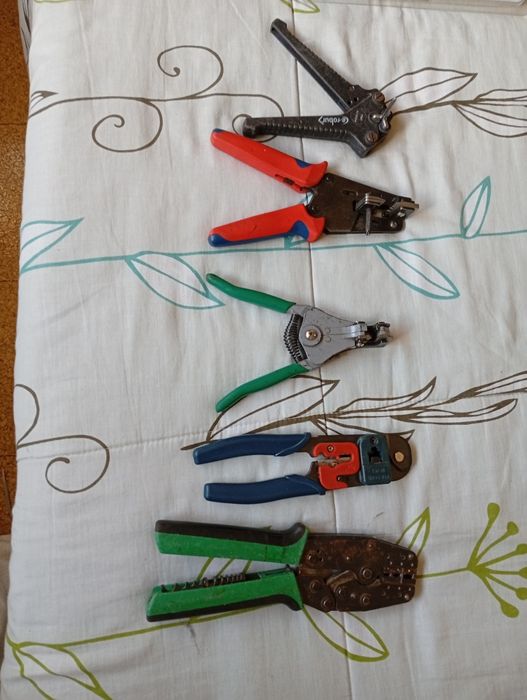 Vários alicates todos em bom estado e funcionam corretamente