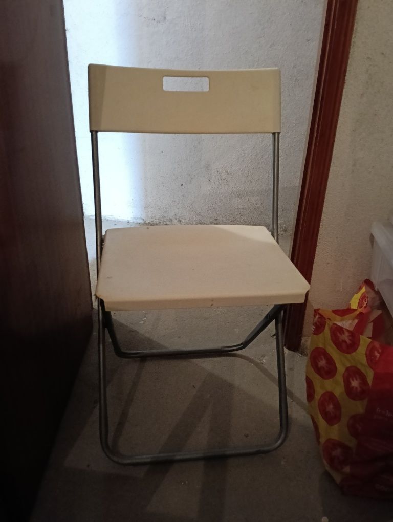 Três cadeiras Ikes