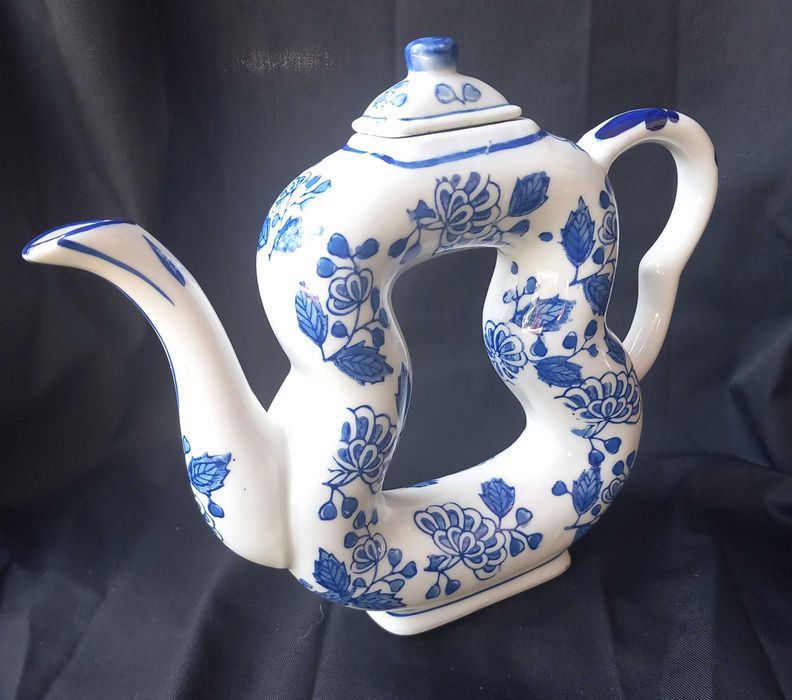 Bule chá chinês, rara forma de “8”. Lindo design floral azul e branco