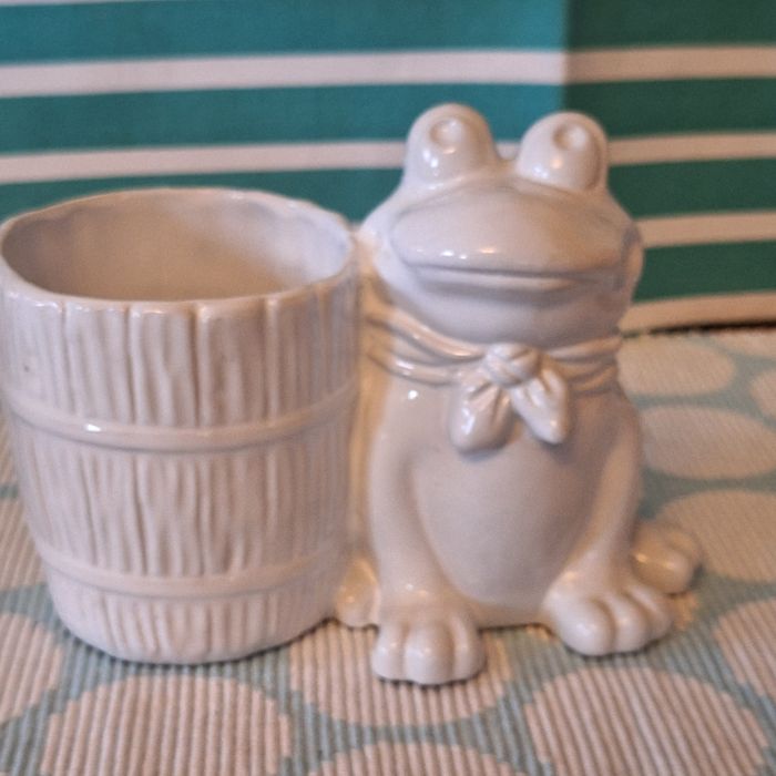 Pojemnik ceramiczny z żabą