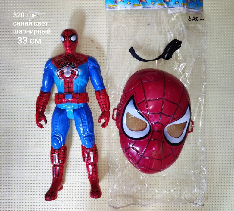 Герой человек паук с маской.