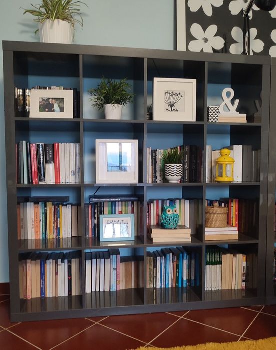 Estantes kallax cinza brilhante e efeito madeira