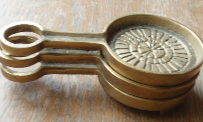 Бронзовые сувенирные сковородки