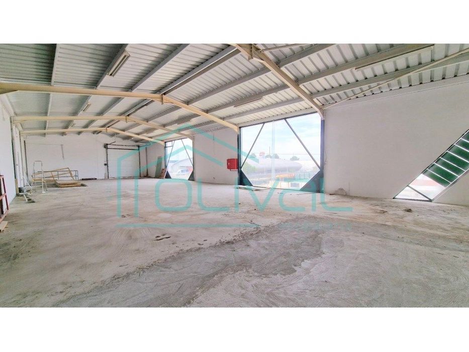 Armazém inserido em zona industrial