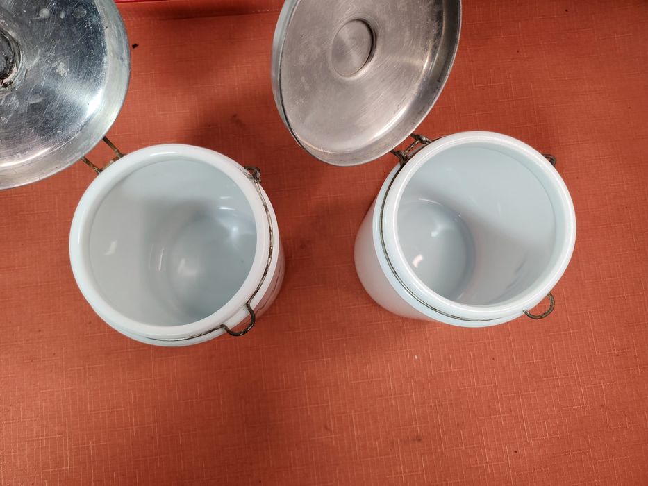 Dwa stare przedwojenne pojemniki na kawę i cukier