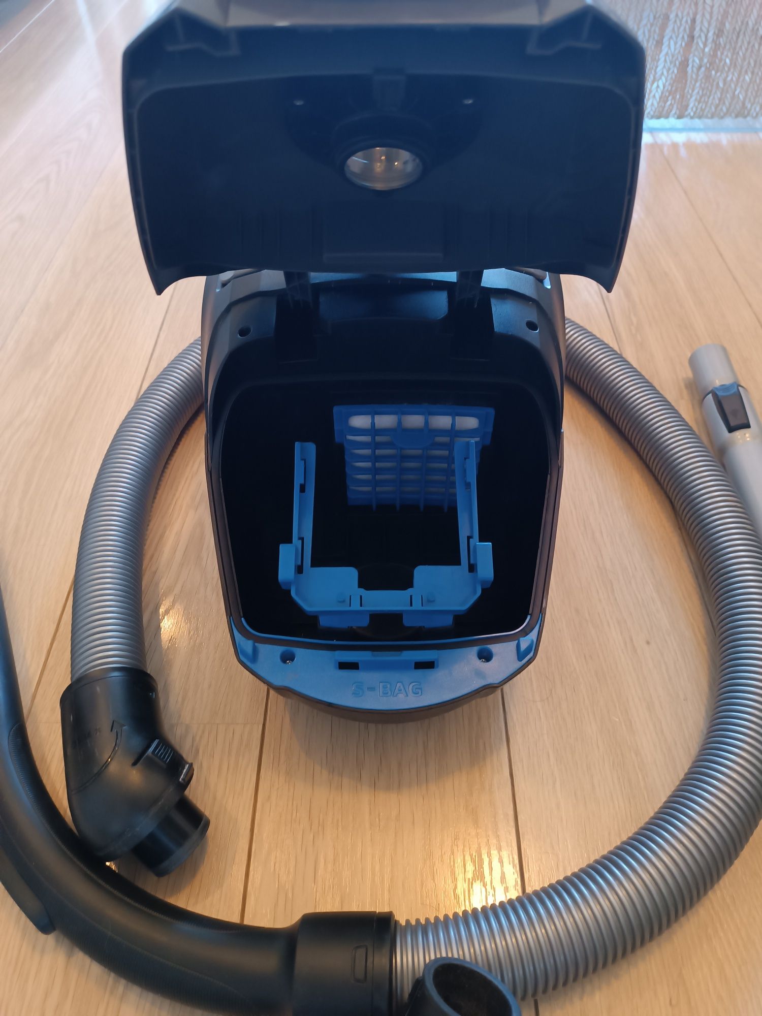 * Odkurzacz workowy Philips PowerGo FC8244/09