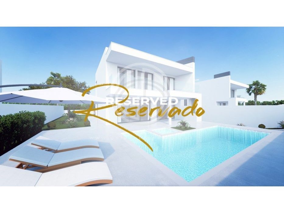 Moradia T3+1 geminada em Algoz