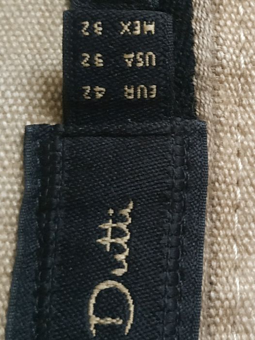 Spodnie męskie firmy Massimo Dutti.