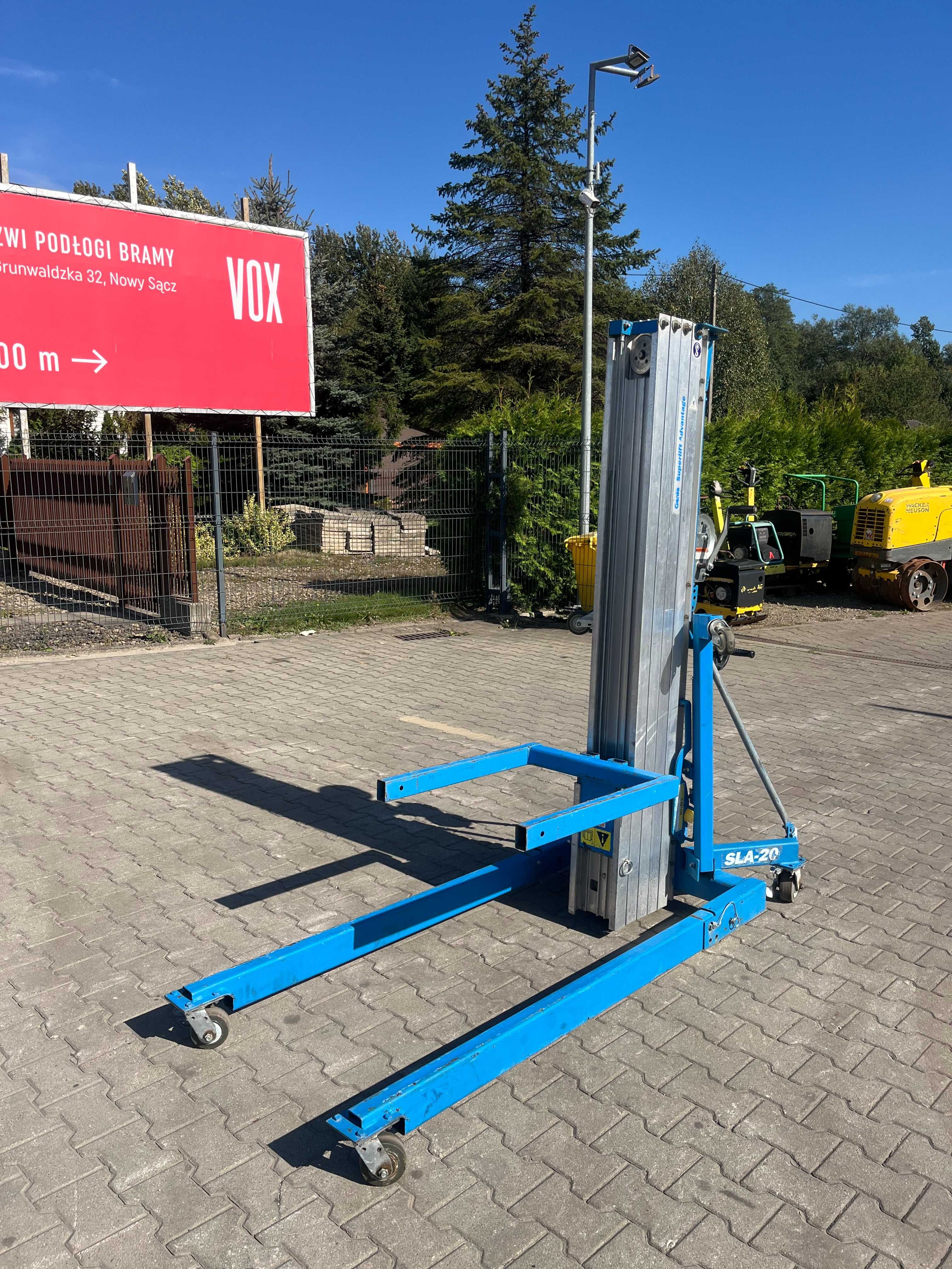 Podnośnik towarowy montażowy GENIE SLA-20, Sumner