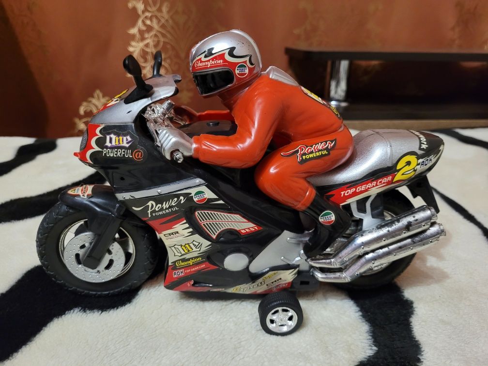 Мотоцикл-іграшка з водієм
