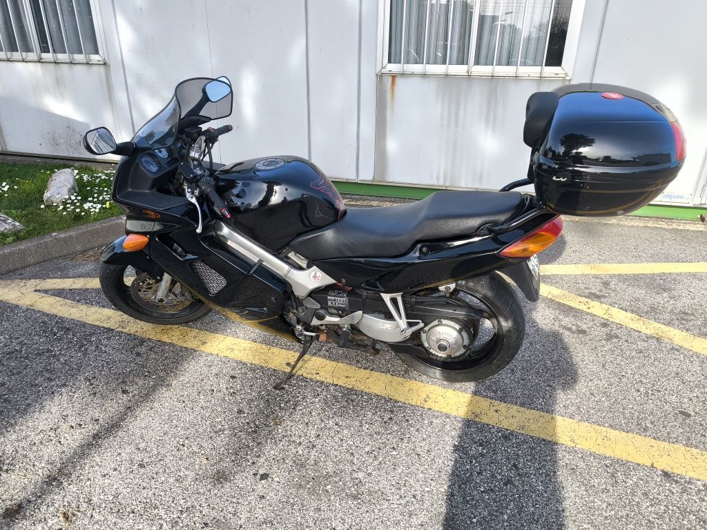 Honda VFR 800 fi com topcase