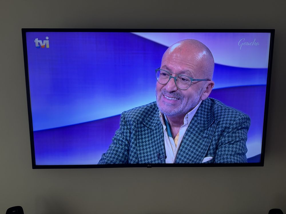TV LG 60 polegadas praticamete nova.