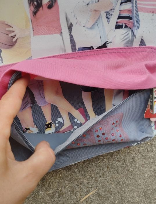 Mochila de criança com etiqueta