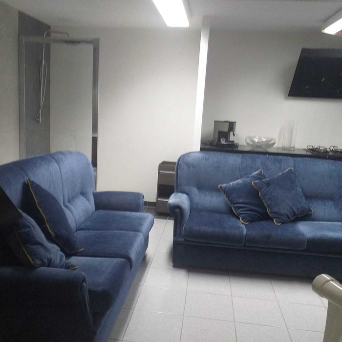 2 Sofás com cama em tecido aveludado com 4 almofadas decorativas