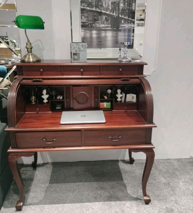 Sekretarzyk na pięknych nozkach