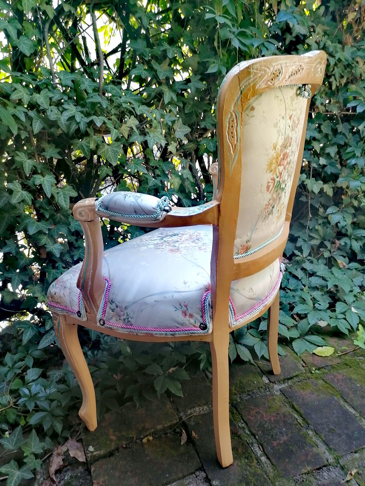 Fotel drewniany, dekoracyjny