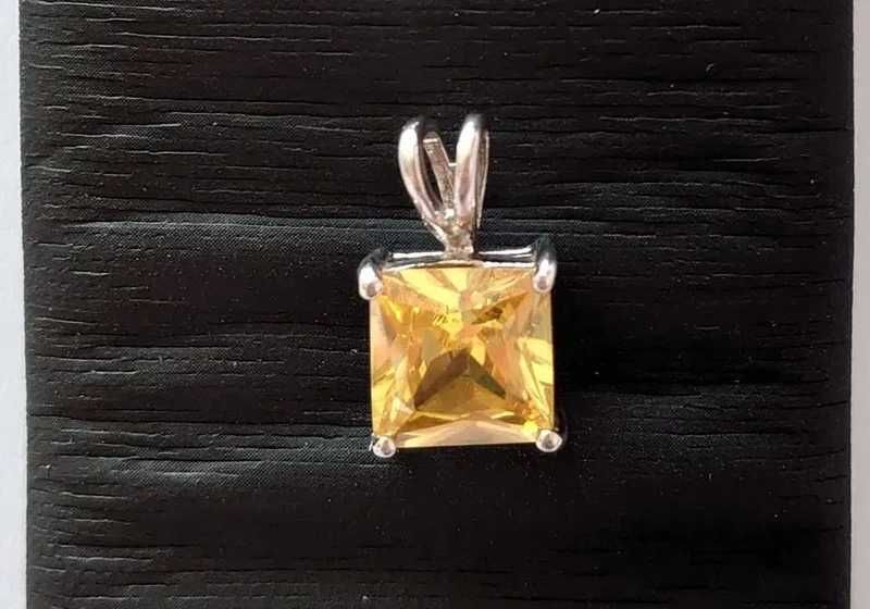 Zawieszka srebrna z pomarańczowym kamieniem 9x9 mm