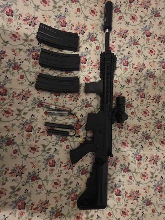 Arma de airsoft Cyma alterada