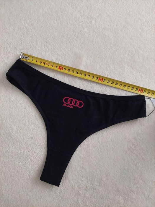 Czarne stringi audi