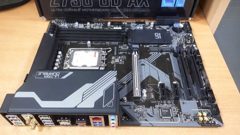 Материнська плата Gigabyte Z790 UD AX