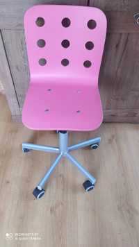 Krzesełko obrotowe do biurka dla dziewczynki.