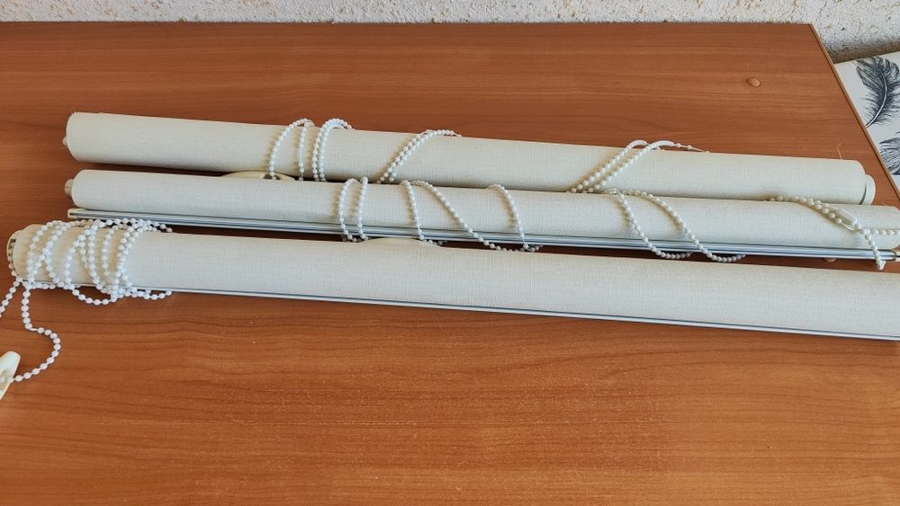 Ролети на вікна бежевого кольору