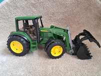 Bruder Traktor John Deere z ładowaczem 02052