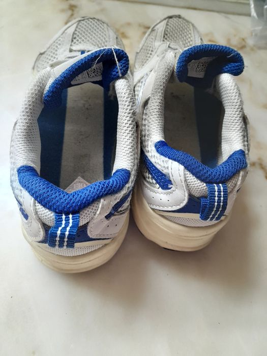 Sapatilhas azul e branca da marca Newbalance,