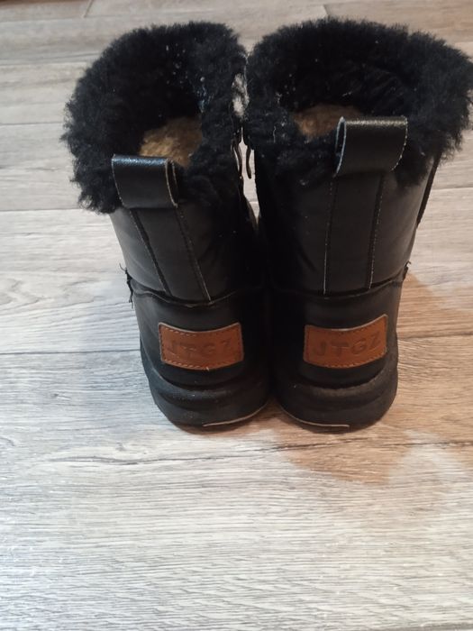Зимові черевики для дівчинки, уги