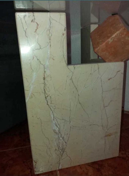 Mesa de apoio em mármore e vidro