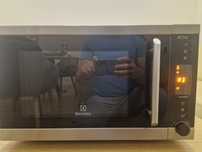 Kuchenka mikrofalowa i grill Electrolux EMS34000X