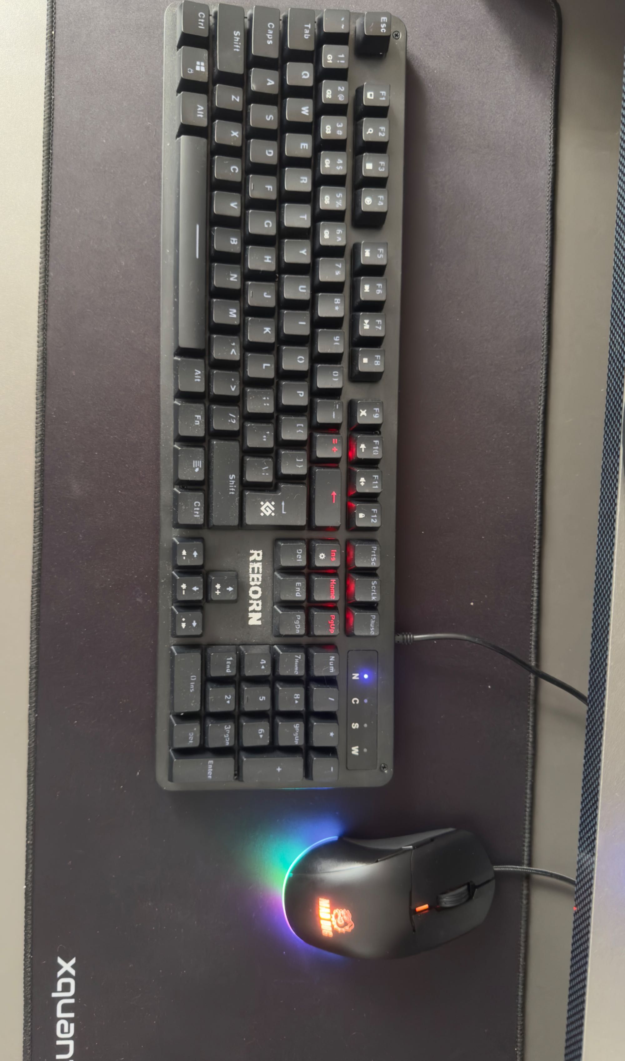 Komputer gamingowy z monitorem, klawiatura i myszka