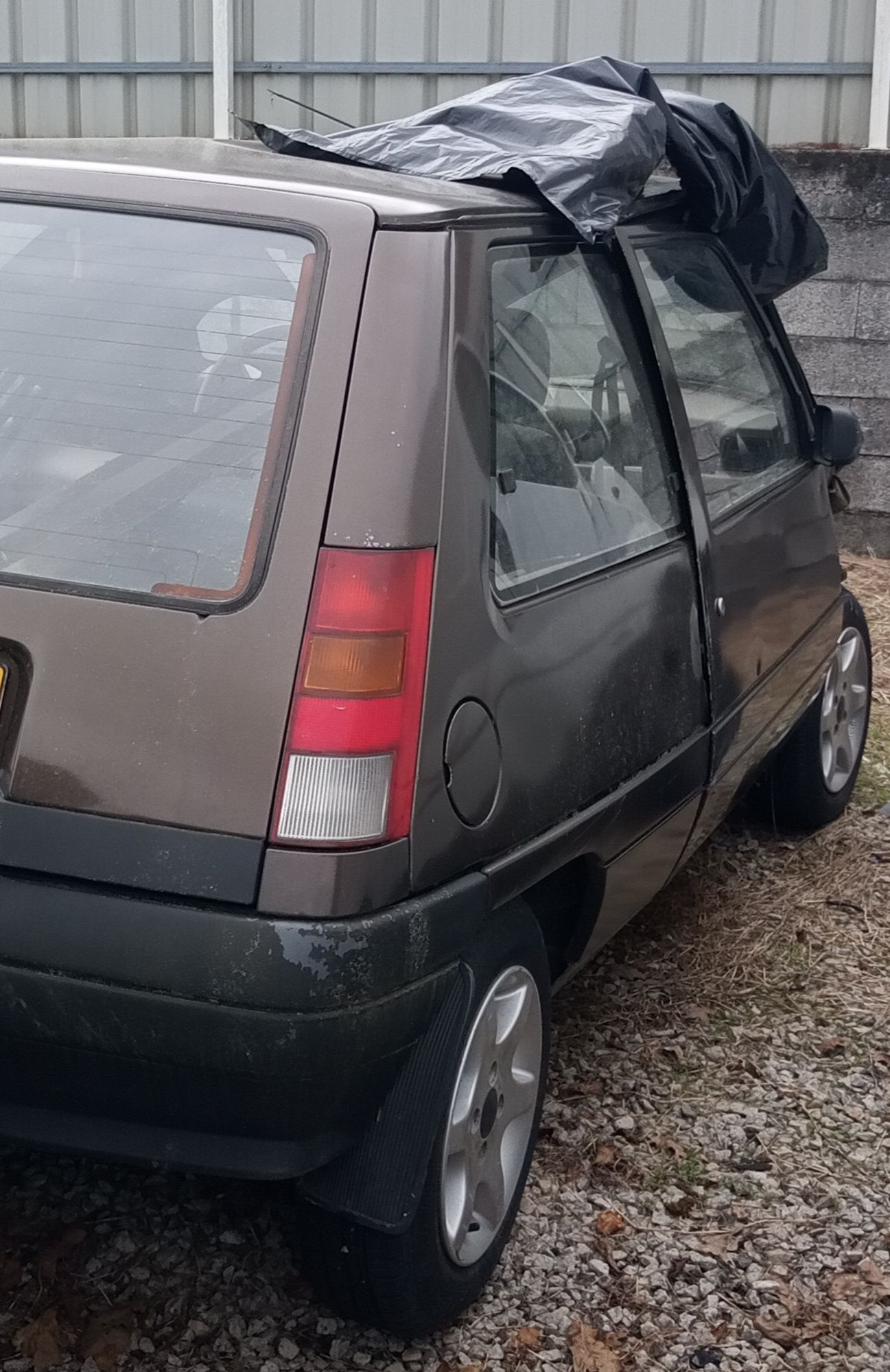 Renault Super 5 acidentado