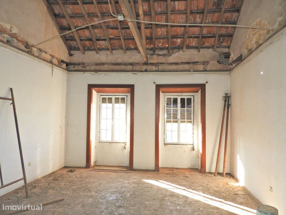 Prédio de Rés do Chão e 1º andar