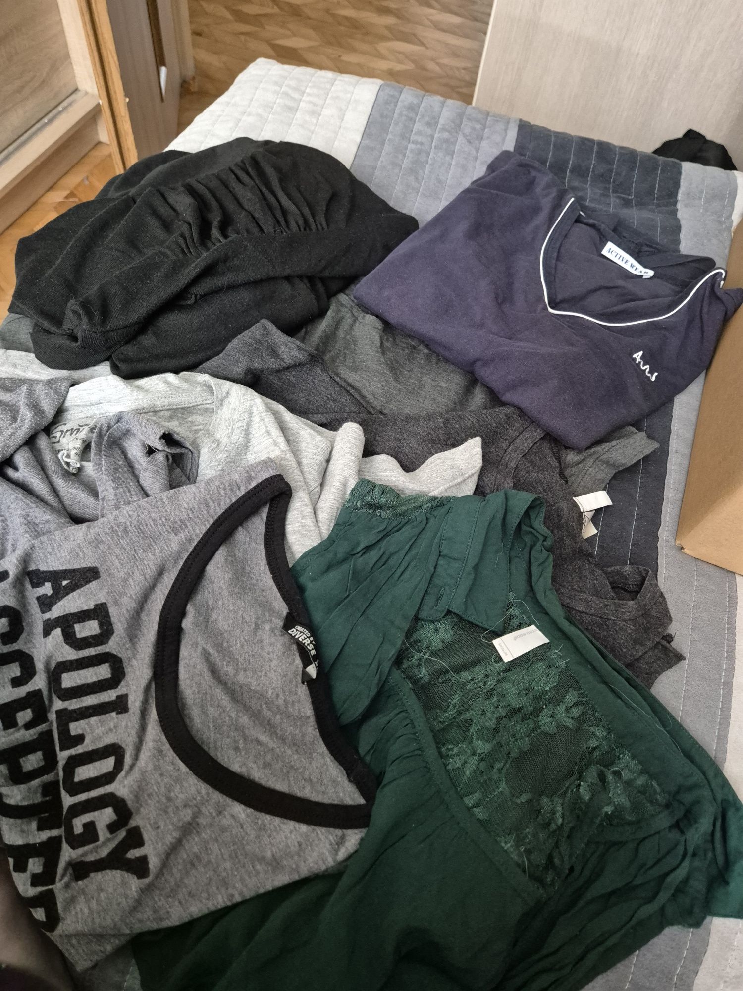 Karton koszulek, crop topy